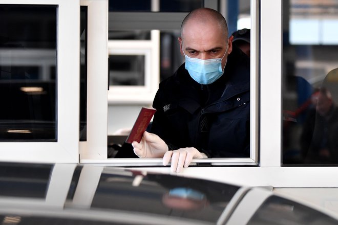 Fotografija je simbolna z enega izmed srbsko-hrvaških mejnih prehodov. Foto Andrej Isaković/Afp