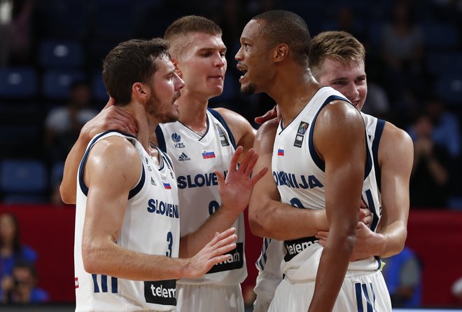 Ostajajo nam lepi spomini: Goran Dragić, Edo Murić, Anthony Randolph in Luka Dončić med finalom EP 2017. FOTO: Reuters