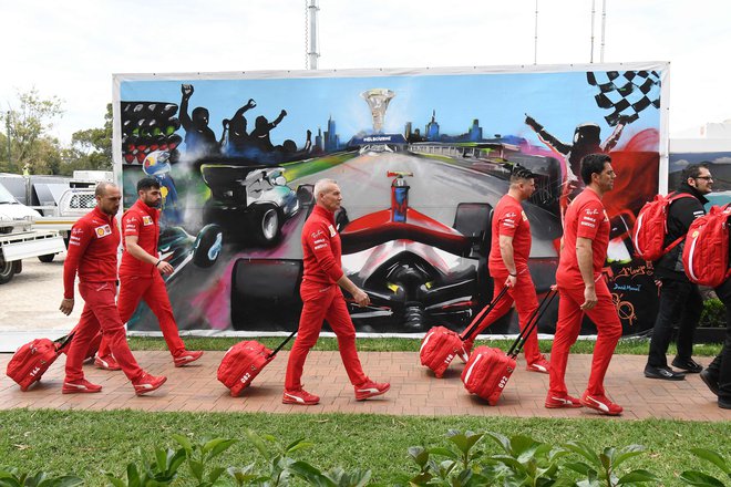 Ferrarijevo moštvo je takole zapustilo Melbourne po odločitvi o odpovedi dirke. FOTO: AFP