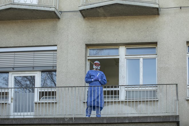 Sedanje razmere povzročajo hude motnje v denarnih tokovih podjetij in zaposlenih, kar ogroža preživetje podjetij in ohranitev delovnih mest. Javne politike jim morajo pomagati. FOTO: Voranc Vogel/Delo