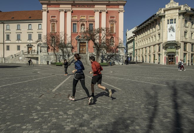 Državljanke in državljani bodo od polnoči dalje v trgovino, službo in po opravkih morali hoditi posamezno.&nbsp; FOTO: Voranc Vogel/Delo