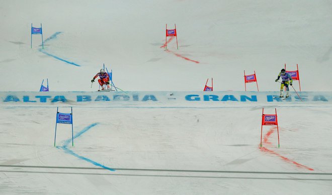 Pri FIS vidijo rešitev za dvig gledanosti v paralelnih tekmah. V tekmovalnem koledarju jih bo v prihodnosti vse več. FOTO: Reuters