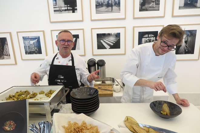 Oče Janez in sin Tomaž Bratovž (Restavracija JB) sta med lanskim Evropskim simpozijem hrane kuhala v Galeriji Kresija. FOTO: Špela Ankele