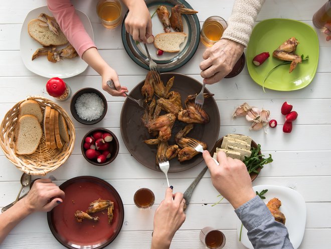 Koliko je za človeka, ki ni aktiven, preveč hrane? Na kaj paziti, katera živila izbirati, katerim se odpovedati? Foto Shutterstock