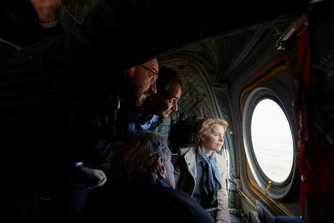 Grški premier Kiriakos Micotakis, predsednica evropske komisije Ursula von der Leyen, predsednik evropskega sveta Charles Michel in predsednik evropskega parlamenta David-Maria Sassoli med preletom grško-turške meje. Foto: Reuters