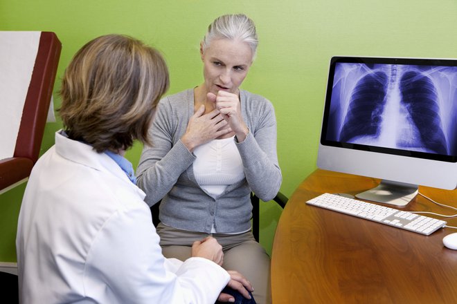 Strategija obvladovanja covida-19 predvideva, da se starejše in kronično bolne zdravnike ščiti z ustreznim razporejanjem. V prve bojne vrste se razporeja mlajše. Foto Shutterstock