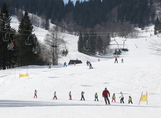 Nekateri zdravniki smučarji so ob povratku s smučanja v tujini pomislili na možnost okužbe. Odgovornim so postavili vprašanje, kaj storiti. Naj gredo delat? In so šli. Foto: Dejan Javornik