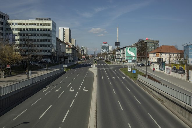 Pri nas je zrak zdaj zaradi vremena čistejši, a kaj bo, ko bodo prihodnje dni na malih kuriščih spet gorela drva? FOTO: Voranc Vogel