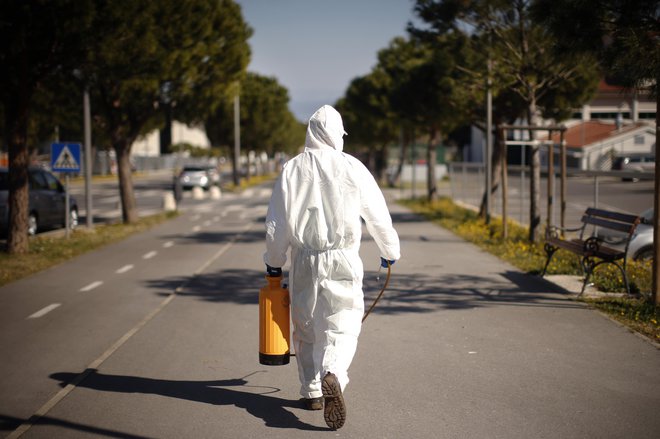 To obdobje lahko namreč razvlečemo v štiri, pet mesecev. In kot zrela družba bomo žrtvovali blaginjo in socialne stike za to, da zavarujemo najšibkejše. FOTO: Jure Eržen/Delo