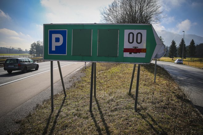 Na počivališču Povodje na gorenjski avtocesti pozimi ni vode, sanitarije so zaprte. FOTO: Jože Suhadolnik/Delo