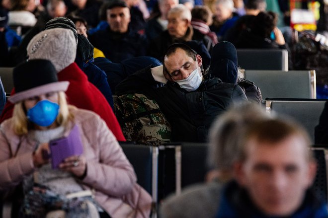 Ljudje med čakanjem na vlake na moskovski železniški postaji Kazansky. Foto: Dimitar Dilkoff/Afp