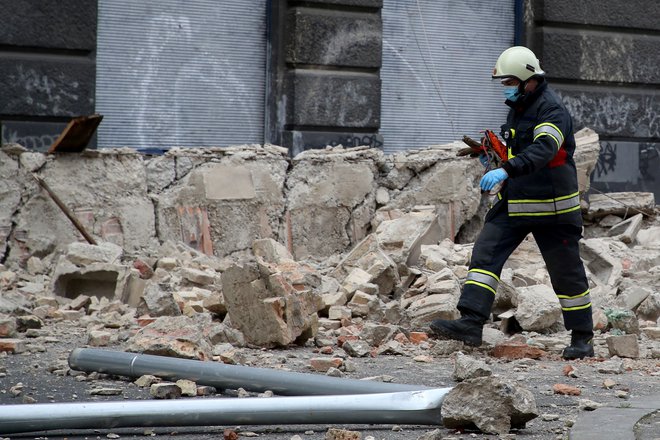 Na delu so številni gasilci. FOTO: Damir Sencar/Afp