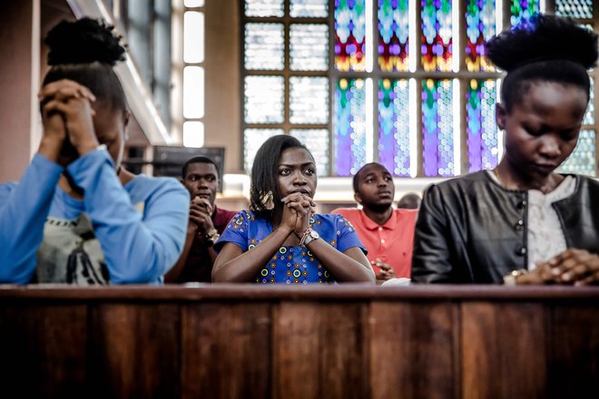 Afriške države je pandemija koronavirusa dosegla z zamikom, a število obolelih narašča in ponekod že omejujejo druženje, kot na primer med katoliškimi mašami v Nairobiju v Keniji. Foto: Luis Tato/AFP
