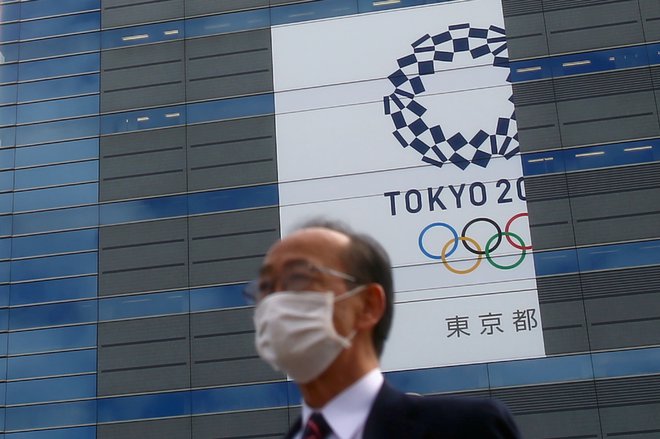 Kaos okoli olimpijskih iger v Tokiu se nadaljuje. FOTO: Reuters
