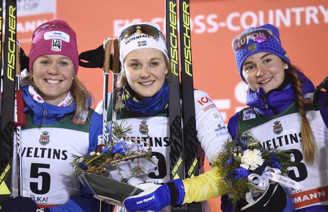 Švedska šampionka Stina Nilsson (na sredini) bo tekaški opremi dodala še puško. FOTO: AFP