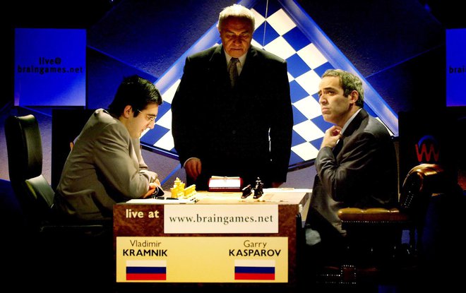 Gari Kasparov (desno) leta 2000 senzacionalno ni dobil niti ene partije proti svojemu nekdanjemu učencu Vladimirju Kramniku. FOTO: Jonathan Evans/Reuters