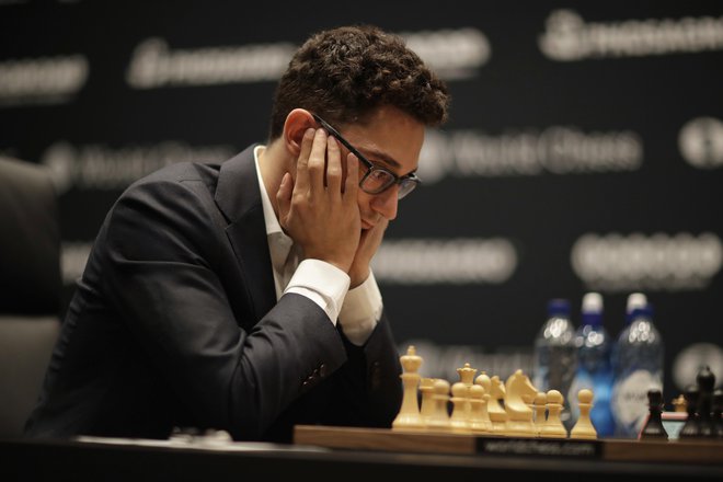 Fabiano Caruana še vedno teče mrtvi tek z Magnusom Carlsenom. FOTO: AP