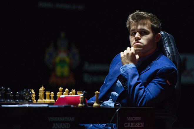 Carlsen bo odločilno partijo odigral s črnimi figurami. FOTO: AP