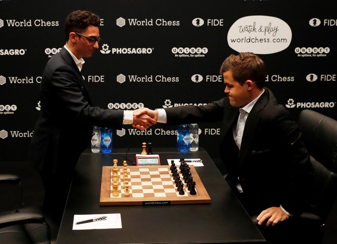 Vseh 11 dosedanjih partij med Fabianom Caruano (levo) in Magnusom Carlsenom se je končalo z rokovanjem po remiju FOTO: Paul Childs/Reuters