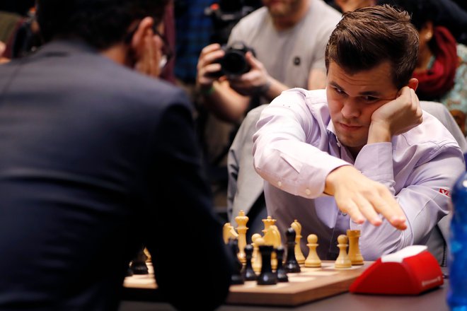 Carlsen in Caruana se merita za naslov prvaka. FOTO: AFP