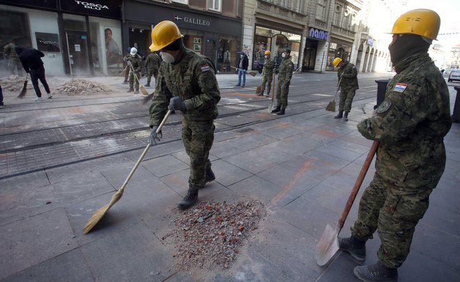 Vojska je z zagrebških ulic že umaknila dele zrušenih stavb. FOTO: Damjan Tadić/Cropix