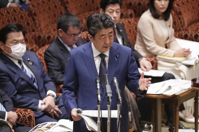 Japonski premier Šinzo Abe je v parlamentu danes spregovoril tudi o tem, da bi preložili olimpijske igre v Tokiu. FOTO: AFP