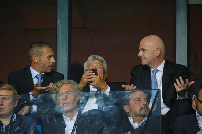 Uefin predsednik Aleksander Čeferin (levo) in njegov kolega s Fife Gianni Infantino med tekmo za evropski superpokal v Talinu. FOTO: Reuters