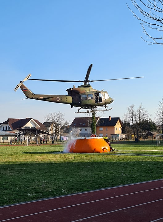 Helikopter zajema vodo. FOTO: Gasilska brigada Ljubljana