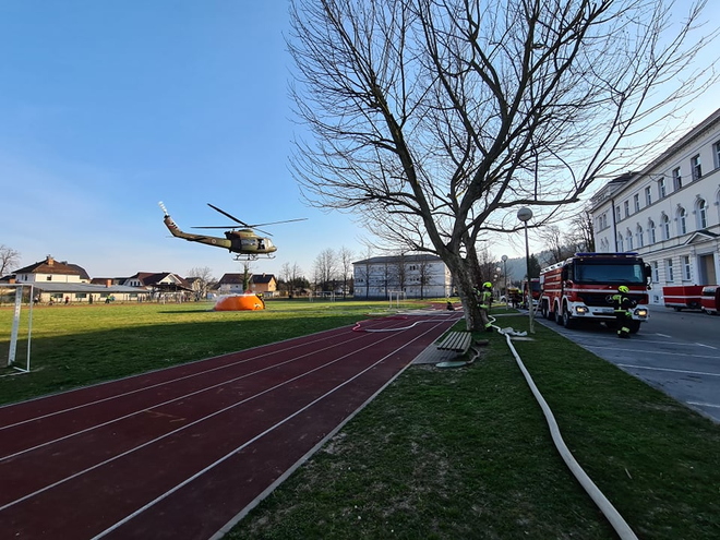 Helikopter na igrišču pri šentviški škofijski gimnaziji. FOTO: Gasilska brigada Ljubljana