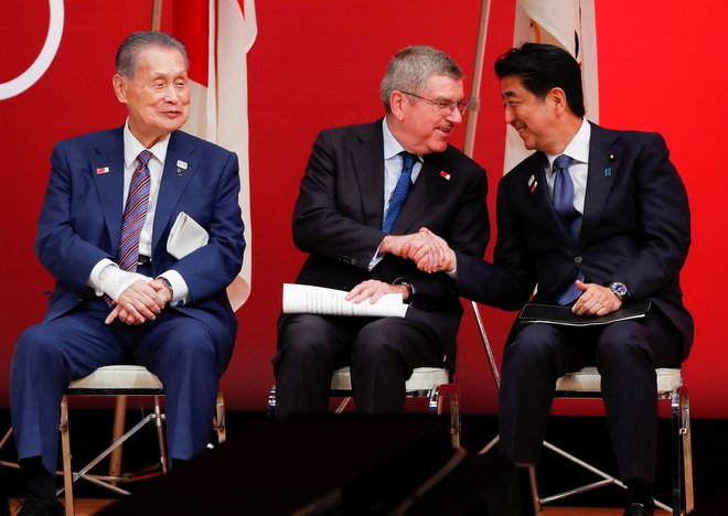 Thomas Bach (v sredini), Šinzo Abe (desno) in Joširo Mori (levo) so razpeti med številnimi interesi. FOTO: Reuters