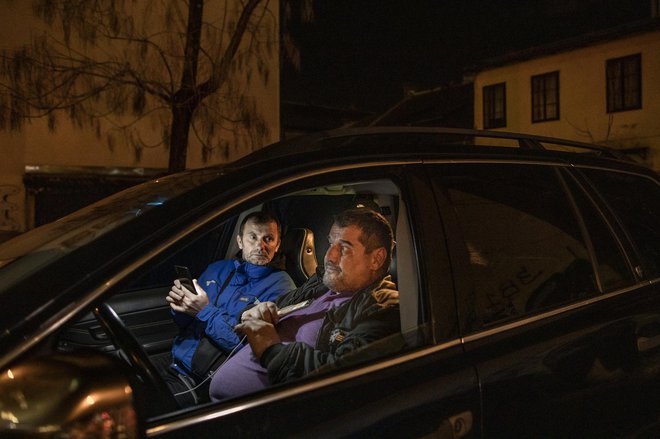Srbski državljani v avtomobilih čakajo v okolici srbske ambasade, da bi jih Srbija sprejela nazaj v domovino. FOTO: Voranc Vogel/Delo