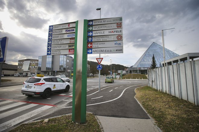 Industrijska cona Trzin je v teh dneh kot občajno čez poletje: zmerno prazna. Foto Jože Suhadolnik