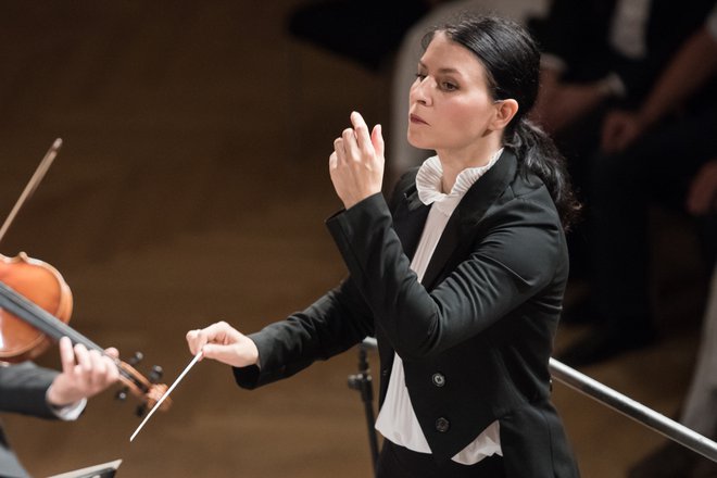 Dirigentka Živa Ploj Peršuh se je morala vrniti iz Londona. FOTO: Urška Lukovnjak