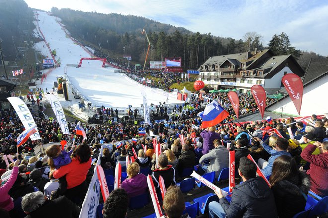 Značilna kulisa za Zlato lisico &ndash; zelena okolica, snežni jezik in polne tribune FOTO: Marko Pigac