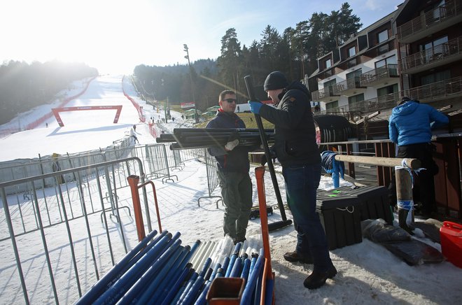 Brez stotnije zanesenjakov, ki vsako leto priskočijo na pomoč na Pohorju, bi Zlata lisica bržkone že mrknila na koledarju tekem za svetovni pokal. FOTO: Tadej Regent/Delo