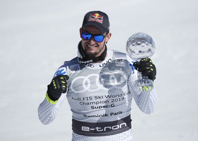 Dominik Paris s svojo trofejo za najboljšega v superG.