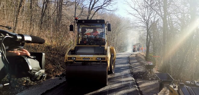 Gradnja dostopnih cest do gradbišča se je nekoliko upočasnila, vendar ni bojazni, da jih ne bi pravočasno dogradili. Foto Boris Šuligoj