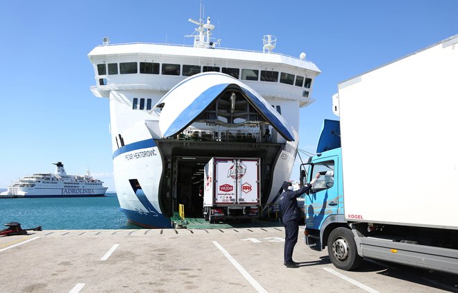 Prevoz s trajekti na otoke je zdaj dovoljen le še za oskrbo in prevoz otočanov, ki tam stalno bivajo. Foto Cropix
