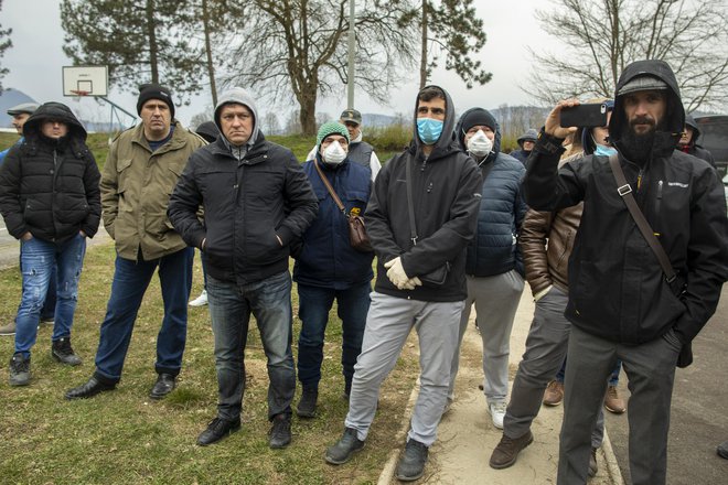 Na seznam za vrnitev v domovino se je v Sloveniji vpisalo več kot 220 srbskih državljanov, ki so zaradi koronavirusa izgubili delo v raznih evropskih državah, a jih Srbija ni sprejela domov. FOTO: Voranc Vogel/Delo