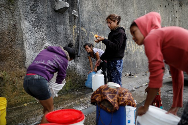 Hudo ekonomsko in humanitarno krizo v Venezueli otežuje tudi kolaps javnih storitev, kot je preskrba z vodo. Foto: Reuters