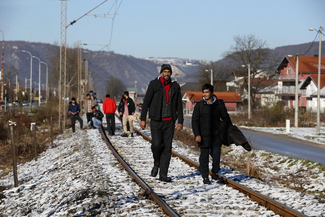 Po izbruhu koronakrize je prizorov, kot je tale v bližini Bihaća iz lanskega decembra, v BiH vse manj, migrante so zaprli v prazne vojašnice. Foto Matej Družnik