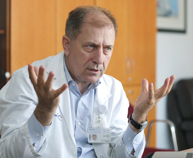 Prof. dr. Marko Hawlina iz očesna klinike UKC Ljubljana v imenu vrha okulistične stroke opozarja na možnost okužbe prek oči: Bodimo pozorni! FOTO: Aleš Černivec/Delo