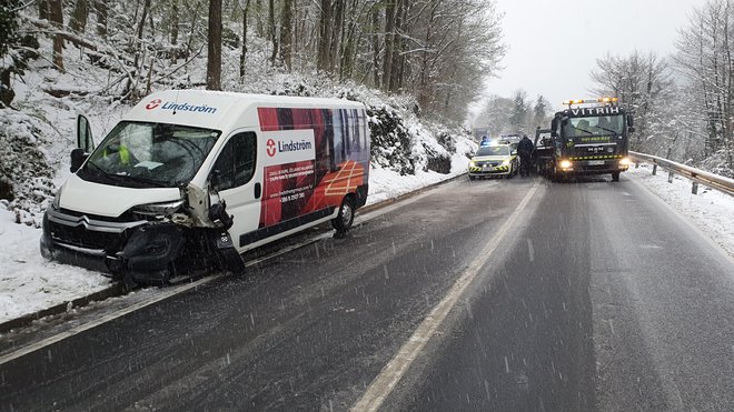 Zaradi snega na cesti se je danes zgodila prometna nesreča z materialno škodo in lažjimi poškodbami na cesti med Dravogradom in Mariborom. FOTO: PU Maribor