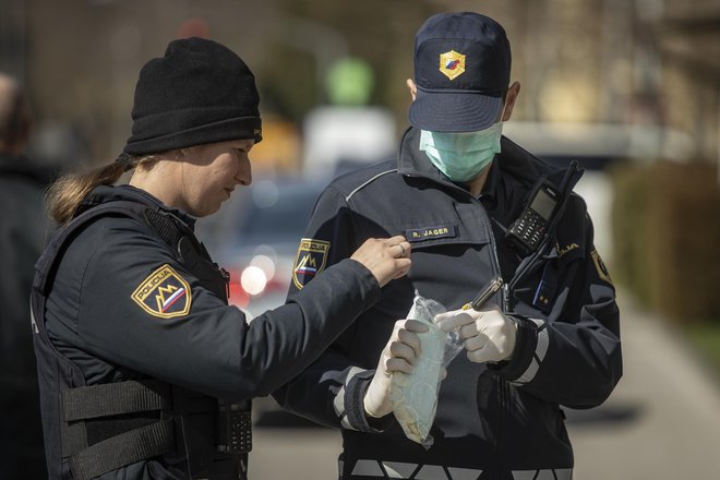 Policisti dnevno preverjajo dogajanje ob postavljenih cestnih zaporah na italijanski meji. FOT0: Voranc Vogel