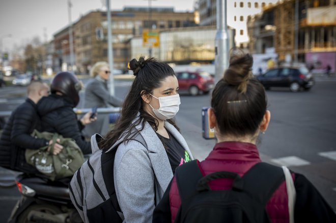 Pomembno je, da masko nadenemo in odstranimo s čistimi rokami. FOTO: Voranc Vogel/Delo