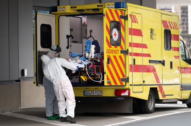 V Sloveniji je umrlo šest oseb, okuženih s sars-cov-2. FOTO: Matthias Rietschel/Reuters