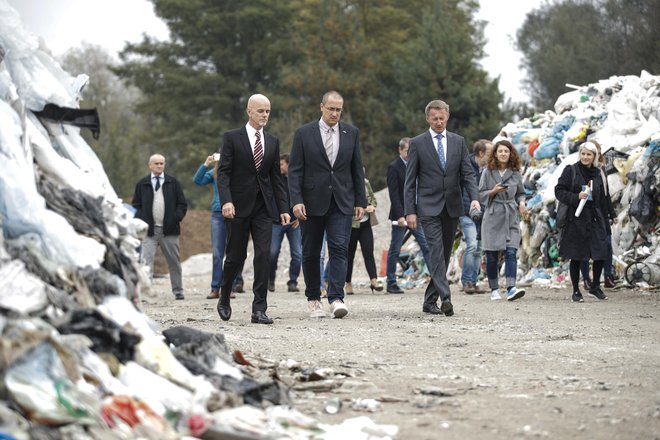 Kramžar, Leben in Sebastijan Zupanc, direktor zbornice komunalnega gospodarstva, med kupi plastičnih odpadkov na deponiji Barje. FOTO: Uroš Hočevar/Delo