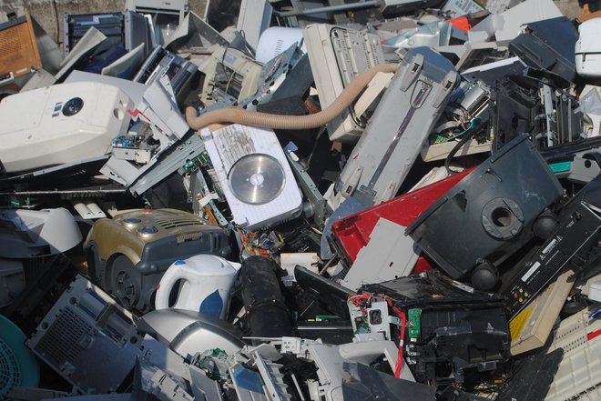 Polovico od 130.000 ton zbranih nevarnih odpadkov predstavlja odpadna e-oprema. FOTO: Reuters