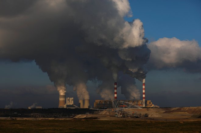 Največja evropska termoelektrarna Belčatov stoji 100 kilometrov severno od Katovic, kjer se bodo v prihodnjih dveh tednih na podnebni konferenci ZN odločali o prihodnosti planeta. FOTO: Reuters
