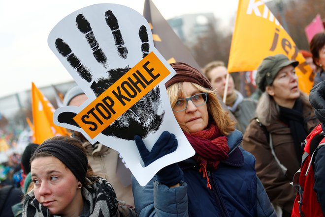 Protest proti uporabi premoga pred uradom nemške zvezne vlade v Berlinu. FOTO: REUTERS/Fabrizio Bensch 